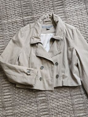 Reaction Kenneth Cole Light Beige Cropped Double-Breasted Cotton Trench | LG